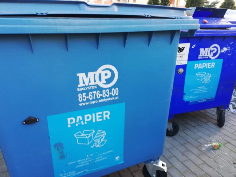 Niebieski kontener na papier.