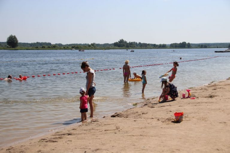 Ludzie na plaży.