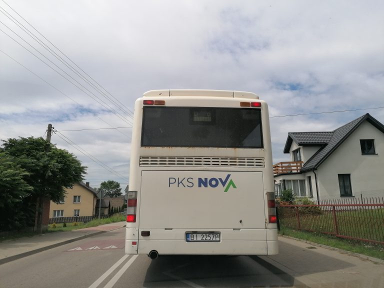 Autobus podmiejski z napisem PKS Nova
