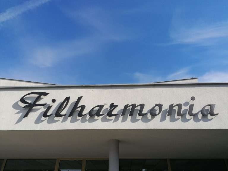 Napis Filharmonia na budynku