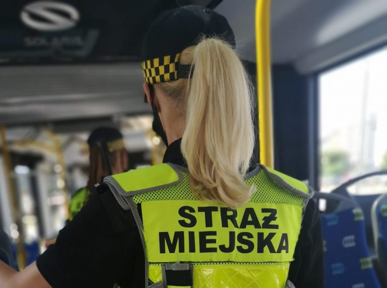 Strażniczka miejska w autobusie