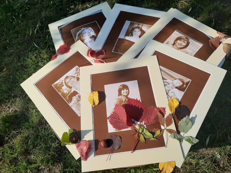 Zdjęcia z wizerunkiem Łucji Prus. Fotografie promują 12. edycję Festiwali Piosenki Literackiej "W żółtych płomieniach liści"