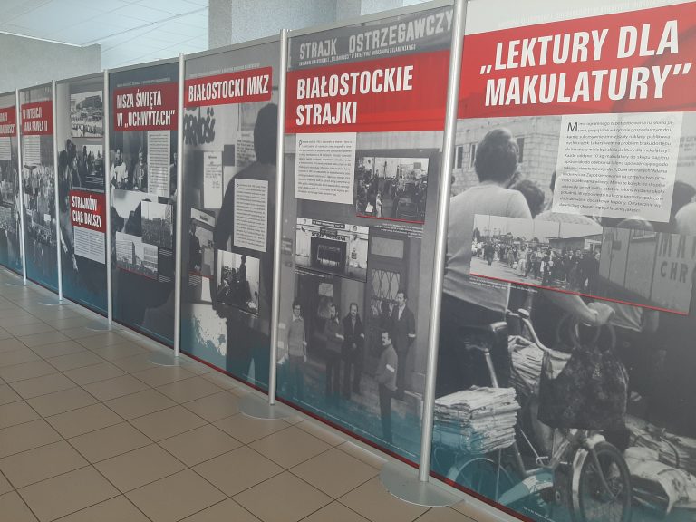 Na korytarzu Wydziału Elektrycznego Politechniki Białostockiej ustawiona jest wystawa zdjęć Mirosława Bujanowskiego Karnawał Białostockiej "Solidarności". Fotografie opowiadają historię i ukazują zmiany, które zaszły w Białymstoku na początku lat 80.