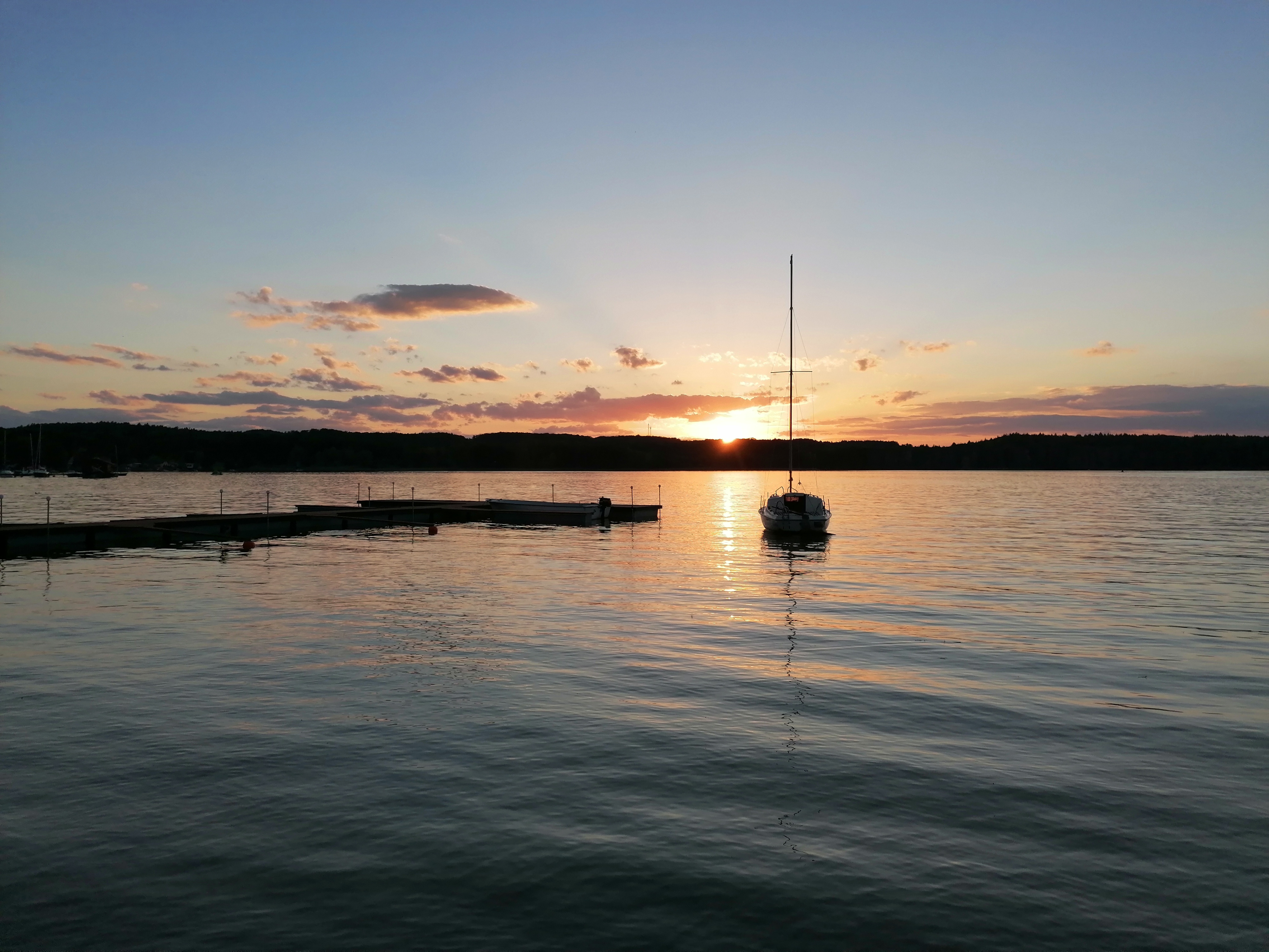 Zachód słońca nad jeziorem