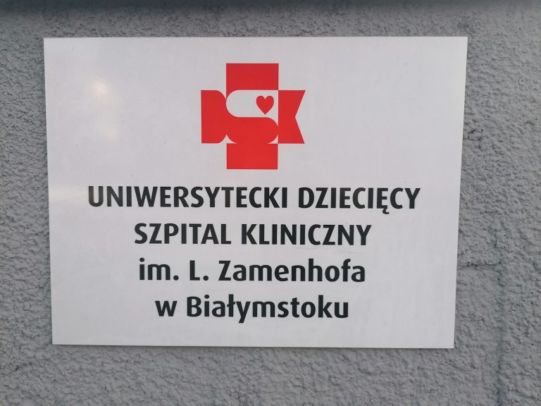 Tabliczka na budynku szpitala