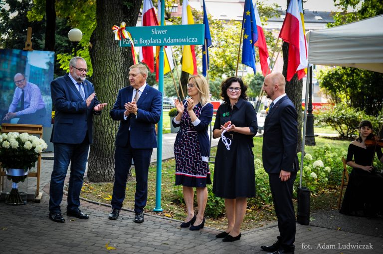 Przy znaku z tabliczką im. Pawła Adamowicza na skwerze jego imienia stoją brat zamordowanego prezydenta, prezydent Białegostoku, żona zamordowanego prezydenta, prezydent Gdańska i przewodniczący Rady Miasta Białystok.