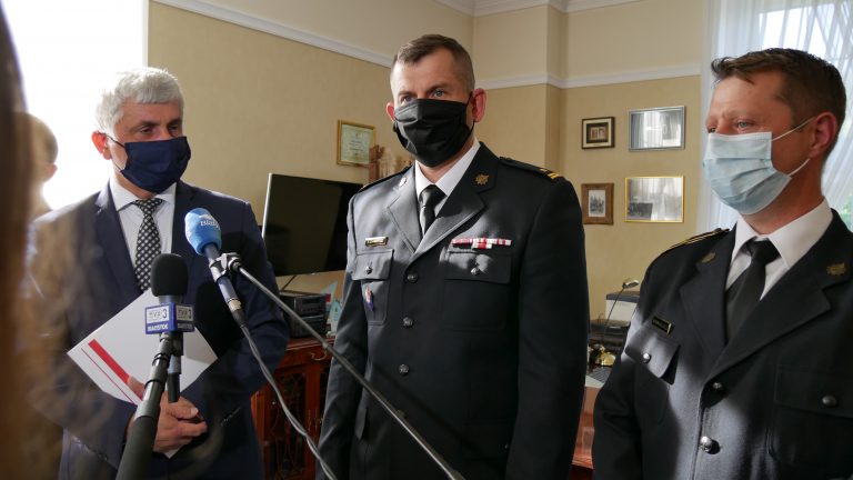 wojewoda podlaski dziękuje strażakowi, który pomógł uratować mężczyznę, który zasłabł na ulicy