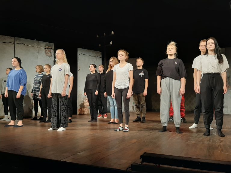 Na scenie Teatru Dramatycznego w Białymstoku stoi kilkanaście młodych osób
