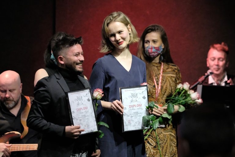 laureaci festiwalu stoją z dyplomami
