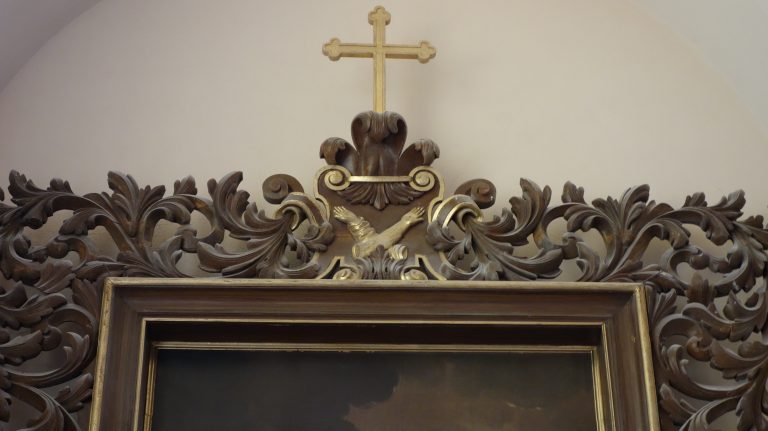 Ornament - drewniana i rzeźbiona wić akantowa okalająca ramę obrazu "Stygmatyzacja św. Franciszka z Asyżu".