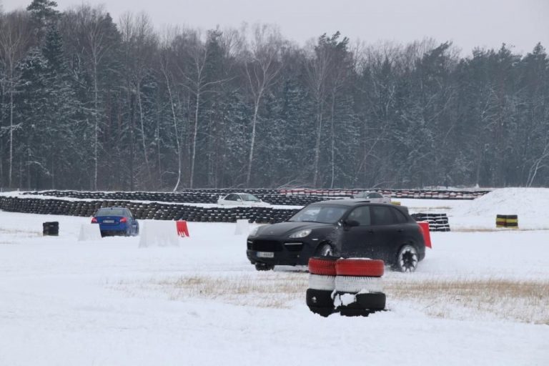 Auto na torze wyścigowym