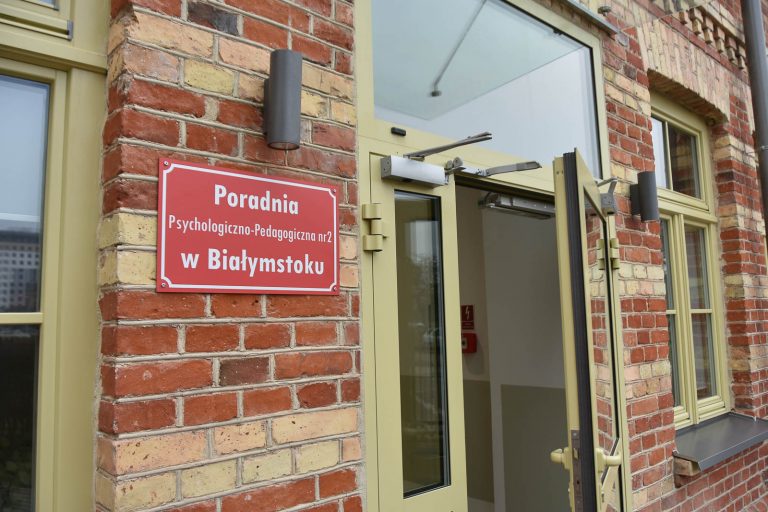 wejście do budynku poradni