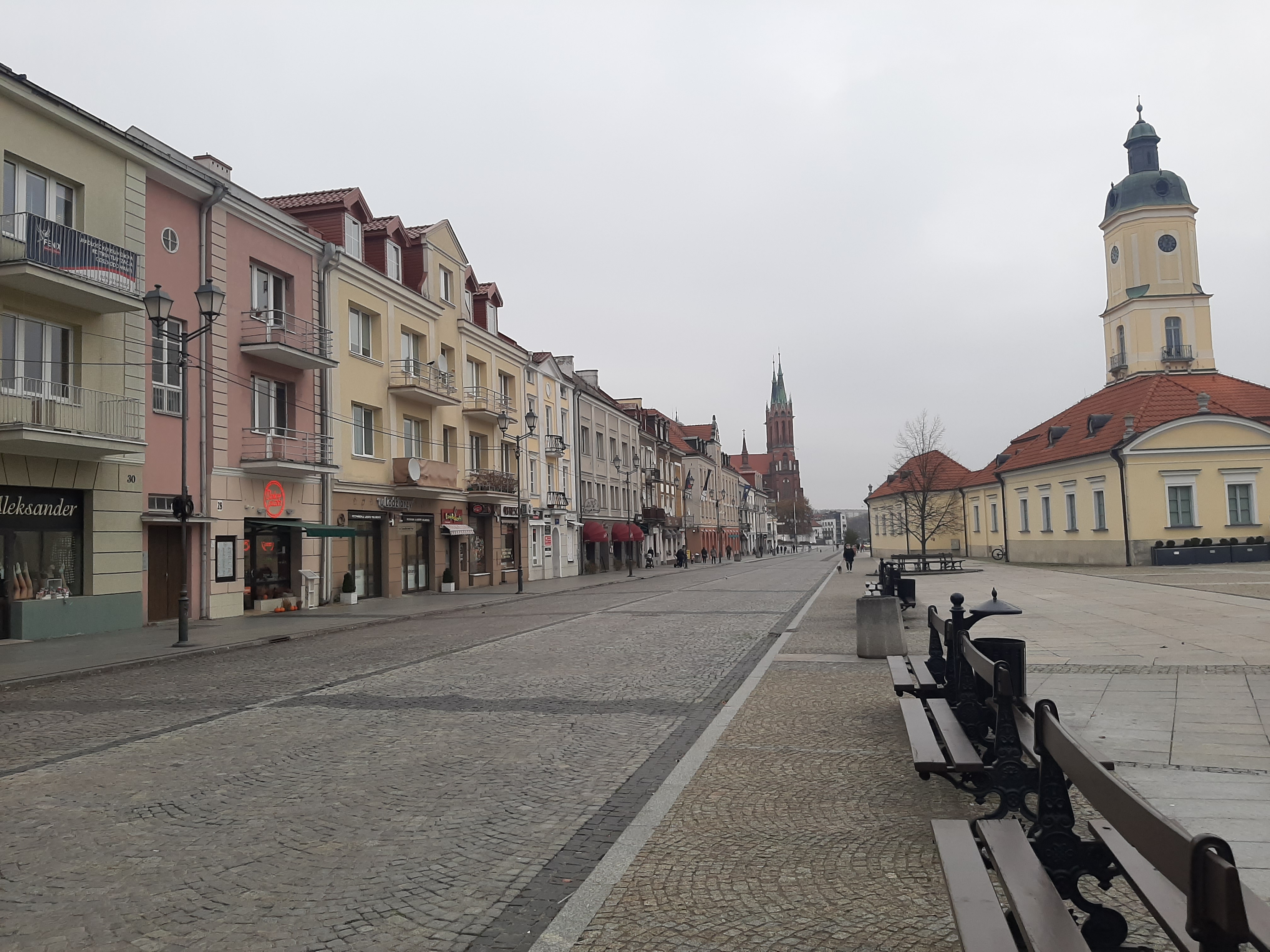 Rynek Kościuszki. Po lewej stronie są kamienice, po prawej widoczny jest ratusz - siedziba Muzeum Podlaskiego.