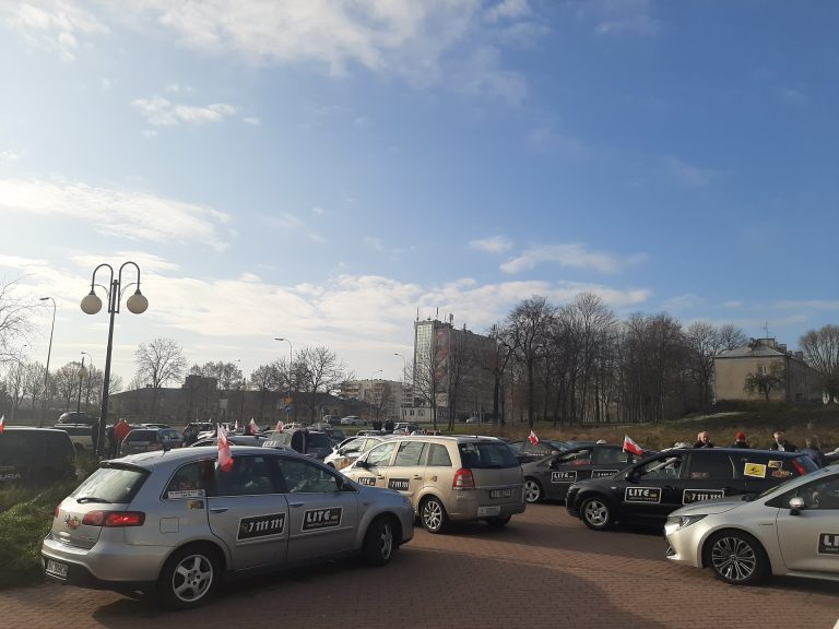 Parking na skrzyżowaniu Jana Pawła II i Konstytucji 3 - maja stoi kilkadziesiąt taksówek, które przygotowują się do strajku
