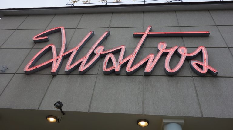 Różowy neon albatros w Augustowie
