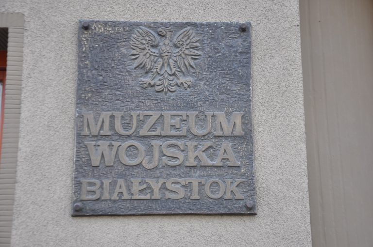 tablica z napisem Muzeum Wojska Białystok