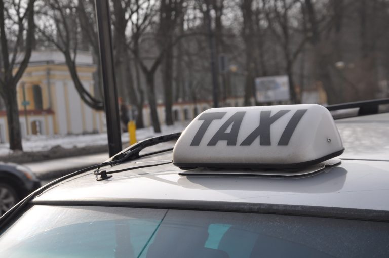 Znaczek taxi na dachu samochodu.