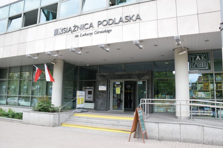 Wejście do Książnicy Podlaskiej przy ul. Skłodowskiej