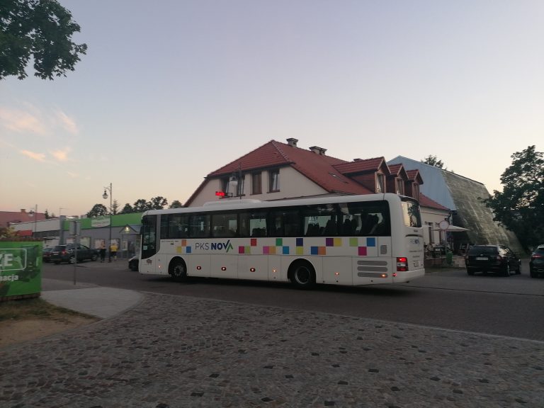 Autobus stoi zaparkowany na rynku w Supraślu