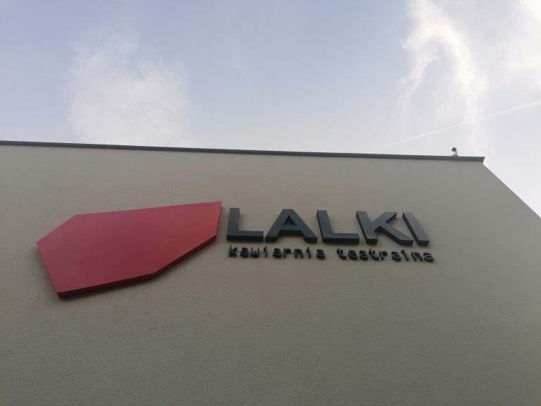 Napis Kawiarnia Teatralna Lalki na ścianie budynku