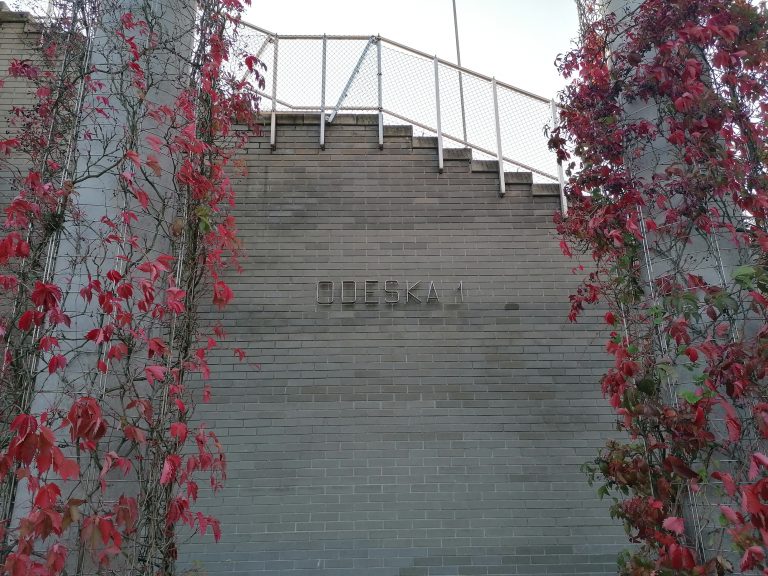 Ściana budynku podlaskiej opery, na której umieszczono napis Opera i Filharmonia Podlaska Europejskie Centrum Sztuki