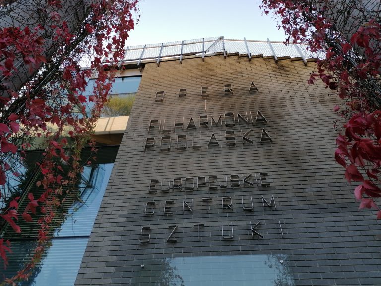 Ściana budynku podlaskiej opery, na której umieszczono napis Opera i Filharmonia Podlaska Europejskie Centrum Sztuki
