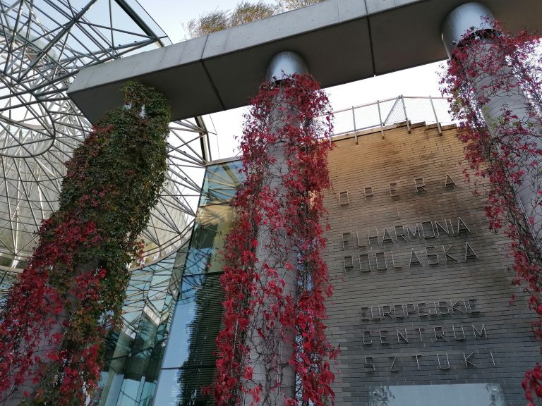 Ściana budynku podlaskiej opery, na której umieszczono napis Opera i Filharmonia Podlaska Europejskie Centrum Sztuki