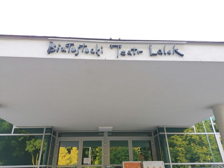 Wejście do budynku Białostockiego Teatru Lalek.