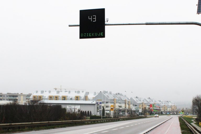 Radar przy ruchliwej ulicy