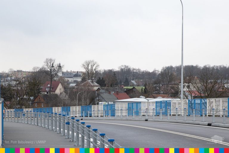 Na pierwszym planie widoczny jest nowy wiadukt w Sokółce. W oddali są dachy domów, wieże kościoła