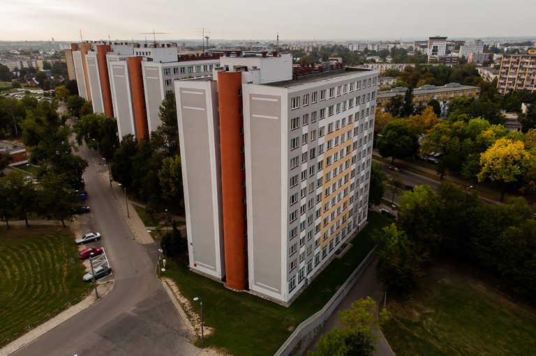 Budynek akademika uczelni widziany z lotu ptaka