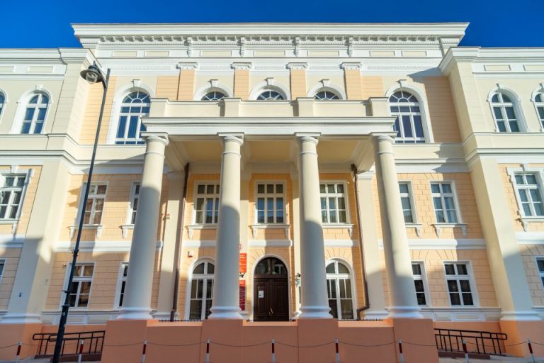 Budynek Wydziału Ekonomii i Finansów Uniwersytetu w Białymstoku.