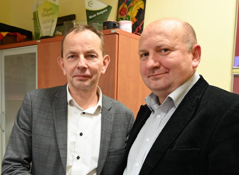 Wiceprezydent Białegostoku stoi z nowym dyrektorem DPS-u przy świerkowej