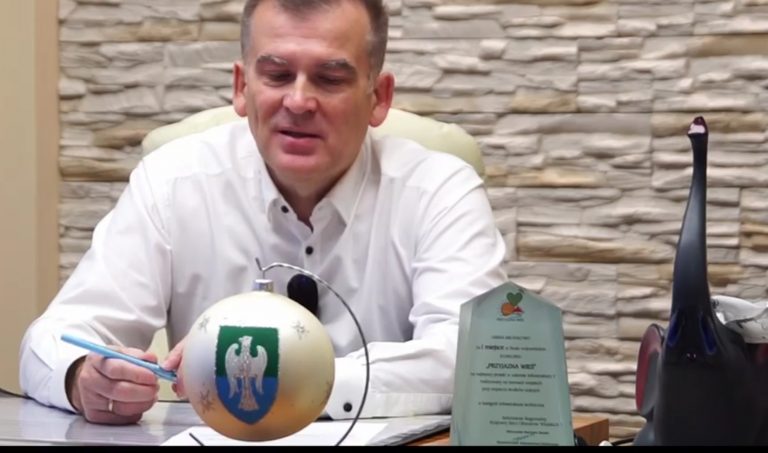 Kadr z filmu, w którym burmistrz Michałowa namawia do szczepień przeciwko koronawirusowi