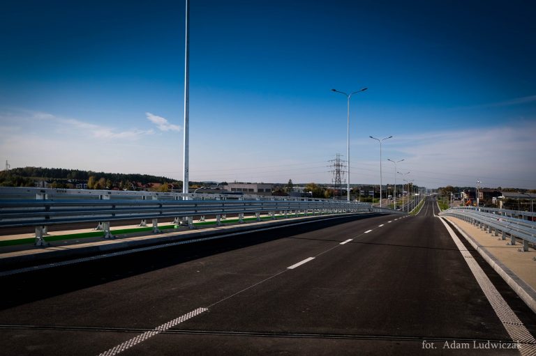 Węzeł Porosły. Droga szybkiego ruchu, a nad nią błękitne niebo