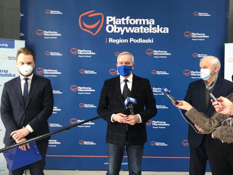 Posłowie KO, od lewej: Krzysztof Truskolaski, Robert Tyszkiewicz i Eugeniusz Czykwin