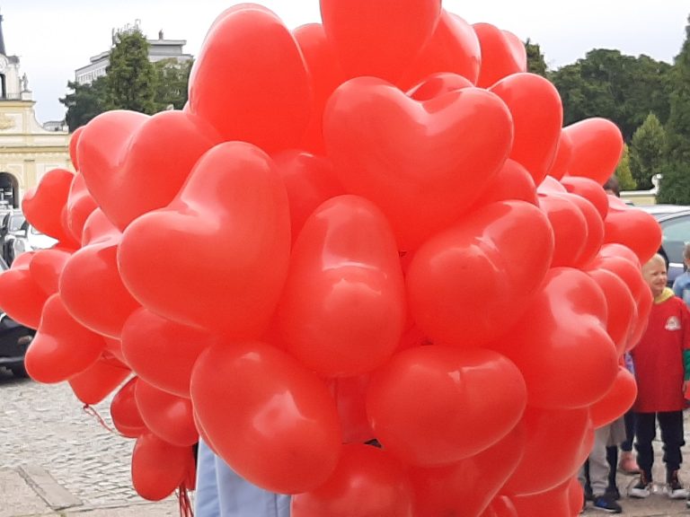 Pęk czerwonych balonów w kształcie serca