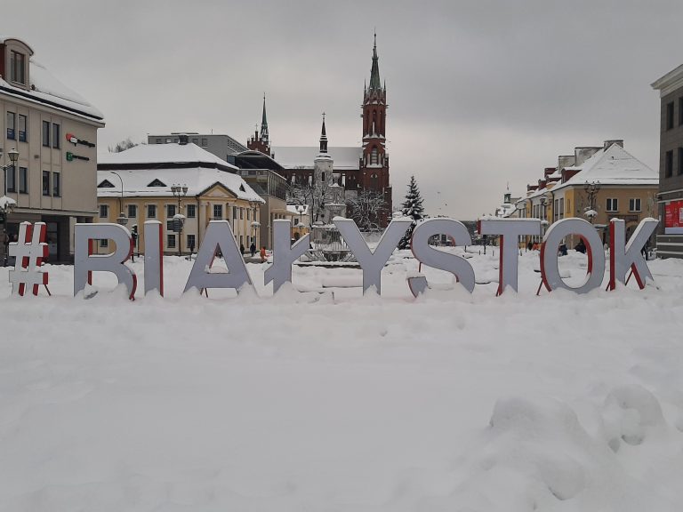 Centrum Białegostoku, Rynek Kościuszki w śniegu. W centralnym miejscu widoczny jest biały napis BIAŁYSTOK, z tyłu znajduje się KAtedra