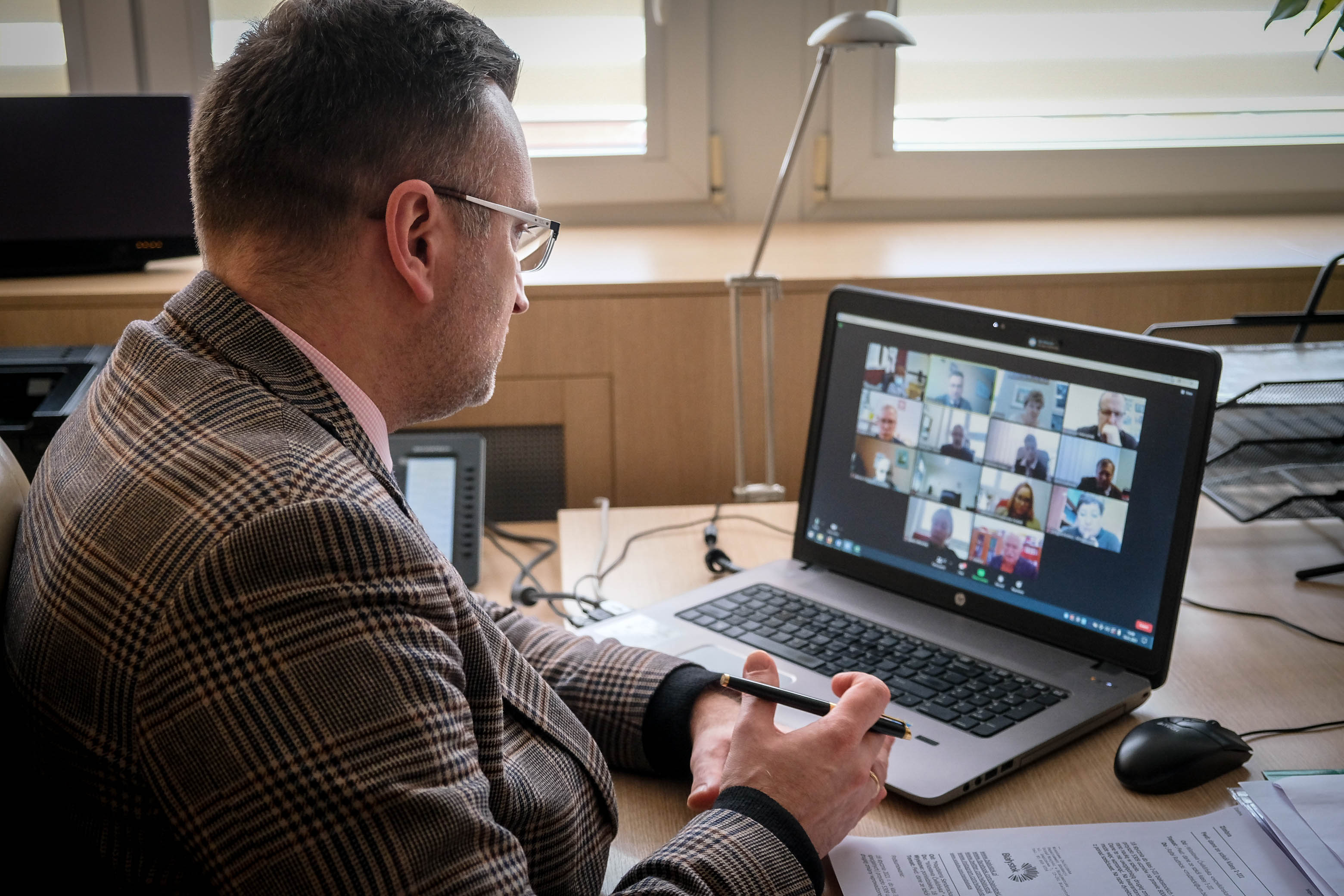 Wiceprezydent Rafał Rudnicki siedzi przy laptopie przy biurku