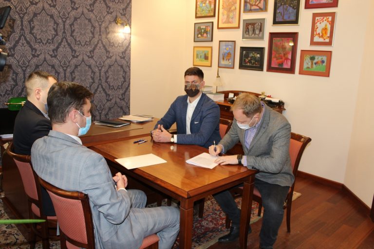 Burmistrz Wasilkowa i przedstawiciele firmy Elektromontaż Wschód Sp. z o.o. podpisują akt notarialny w sprawie sprzedaży działek pod nowe bloki