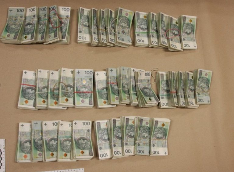 stuzłotowe banknoty rozłożone na stole