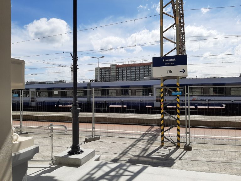 Dworzec PKP, przy peronie stoi pociąg