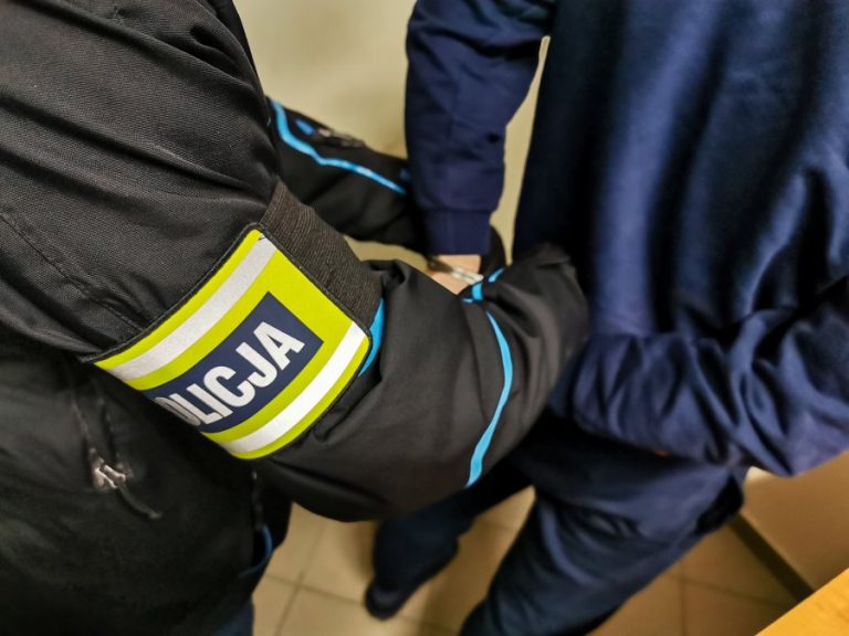 Policjant skuwa kajdankami mężczyznę
