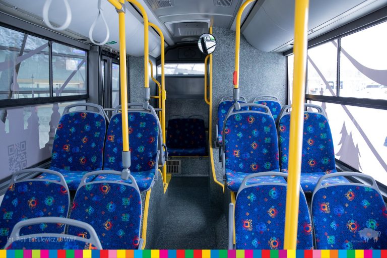 wnętrze autobusu podmiejskiego
