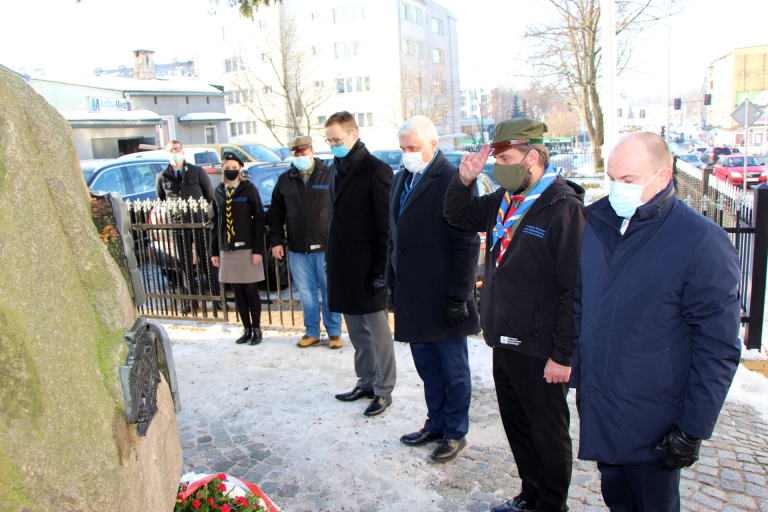 Od lewej marszałek, następnie, harcmistrz, wojewoda i wicewojewoda stoją przy pomniku Harcerzy Ziemi Białostockiej