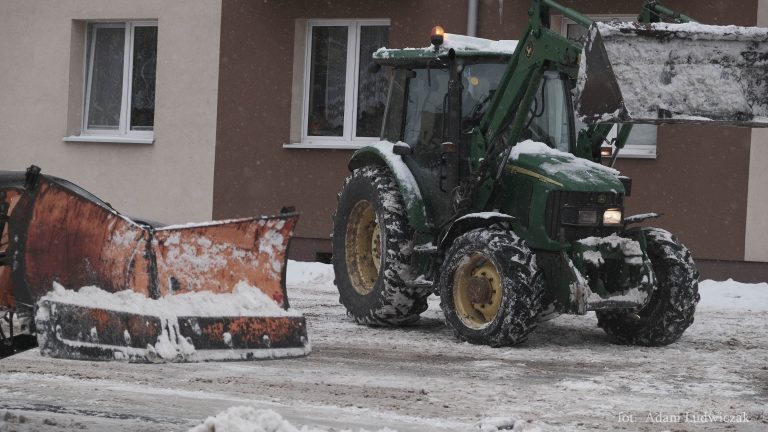 Traktor wyposażony w płóg odśnieża ulice