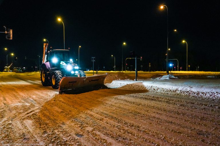 Pług zbiera śnieg z ulicy w Białymstoku
