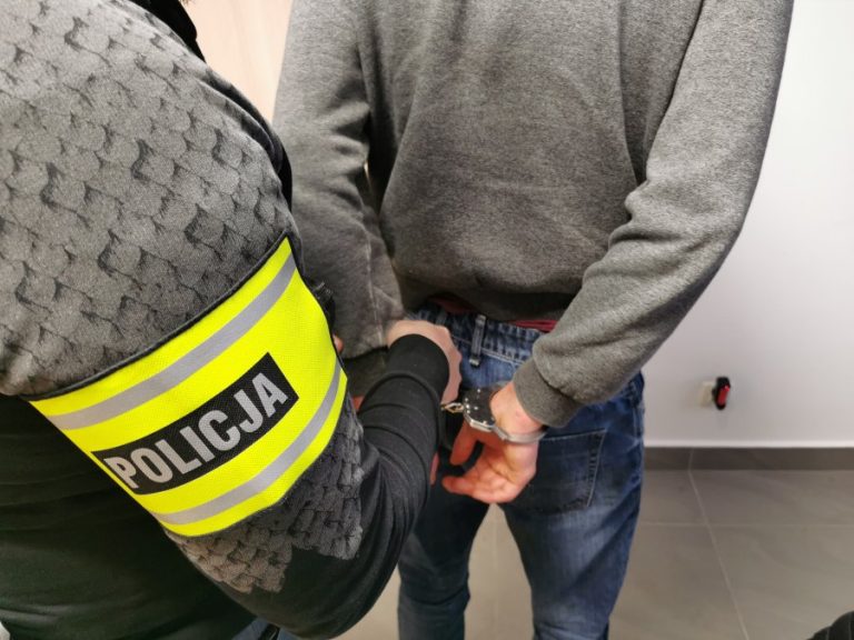 Policjant zakuwa w kajdanki mężczyznę podejrzanego o kradzież