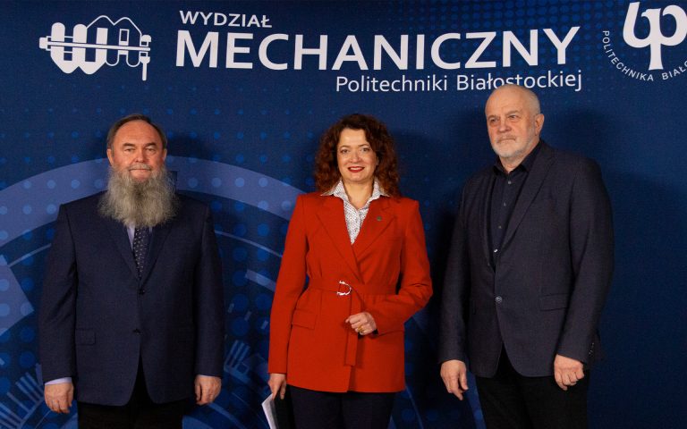 Władze PB na tle baneru z napisem Wydział Mechaniczny Politechniki Białostockiej