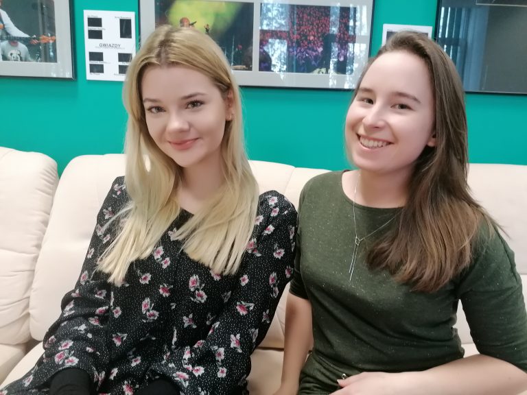 Dwie dziewczyny studentki siedzą na kanapie w radiu